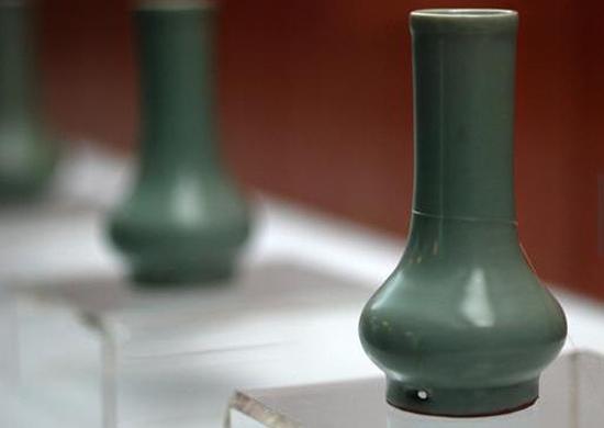 南宋，龍泉窯，粉青釉鼓腹瓶 