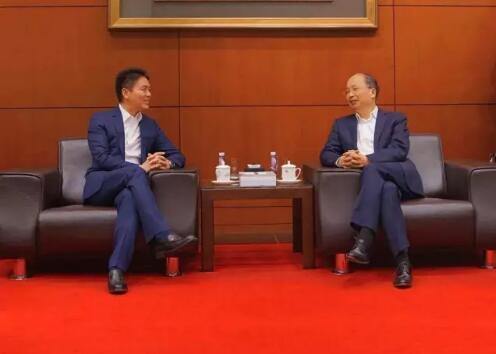 中國(guó)工商銀行董事長(zhǎng)易會(huì)滿和京東集團(tuán)董事局主席兼首席執(zhí)行官劉強(qiáng)東見證了雙方合作協(xié)議的簽署。 