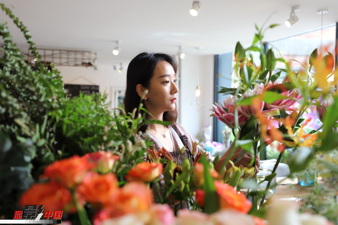 每天和花打交道是一個幸福的職業(yè)，但同時也充滿壓力和挑戰(zhàn)，“花在呈現(xiàn)給客人的那一瞬間是美好的，但前面的每一個步驟都是很辛苦的?！蓖趵桄抡f，花藝是最原始的手工藝產(chǎn)品，沒有辦法機械化、流程化和規(guī)模化，必須要用雙手一點點地賦予其生命和美感。圖為王黎媛在挑選制作花束的鮮花。新華網(wǎng) 周亞平/攝 念新洪/文